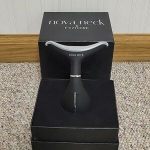 Nova Neck by Fortoire new in package, never used anti aging neck solution